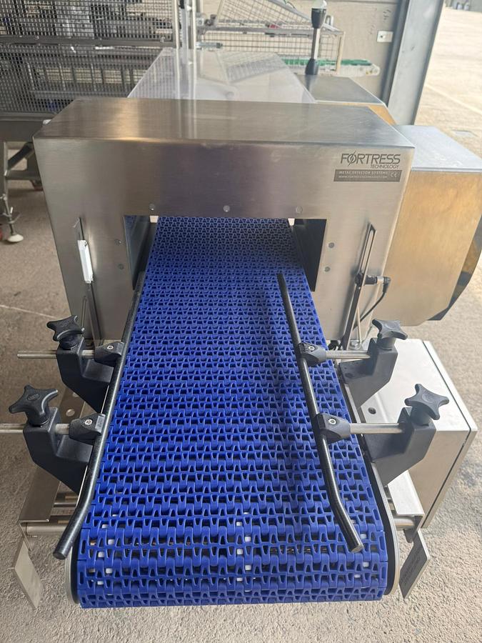 Used FORTRESS METAL DETECTOR