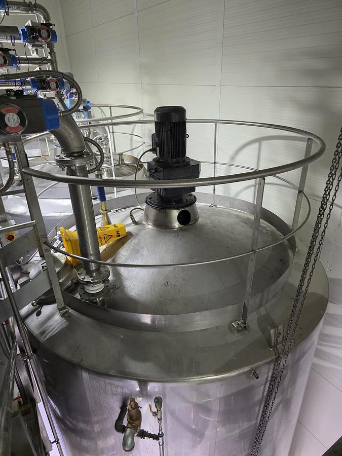 Used 3 X 25,000 LITRE STAINLESS TANKS