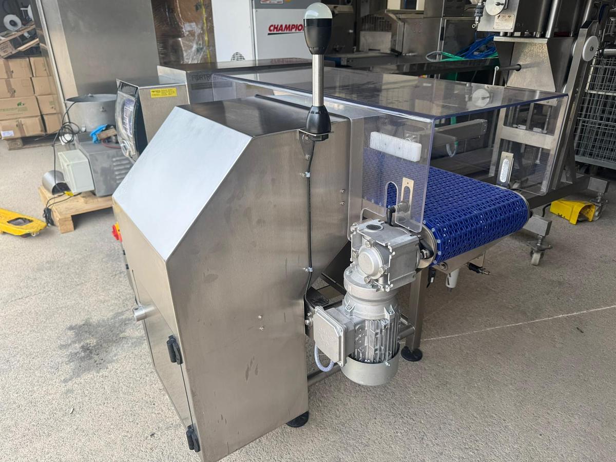 Used FORTRESS METAL DETECTOR