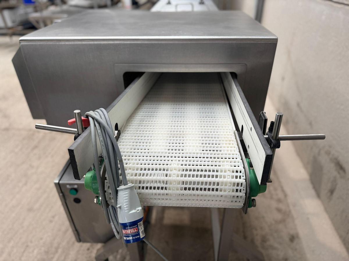 Used LOMA IQ2 FERROUS IN FOIL METAL DETECTOR