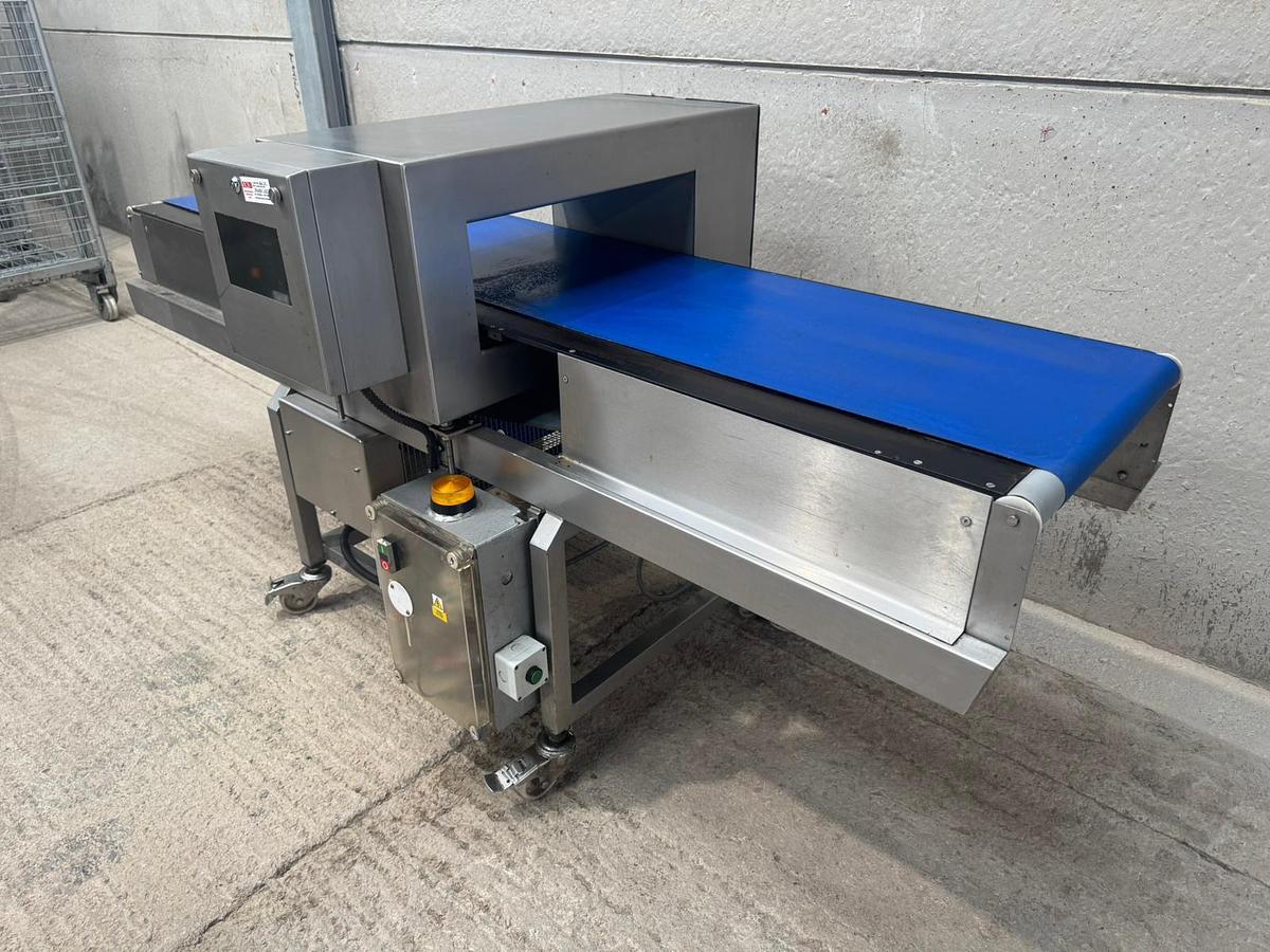 Used LOMA SUPERSCAN METAL DETECTOR