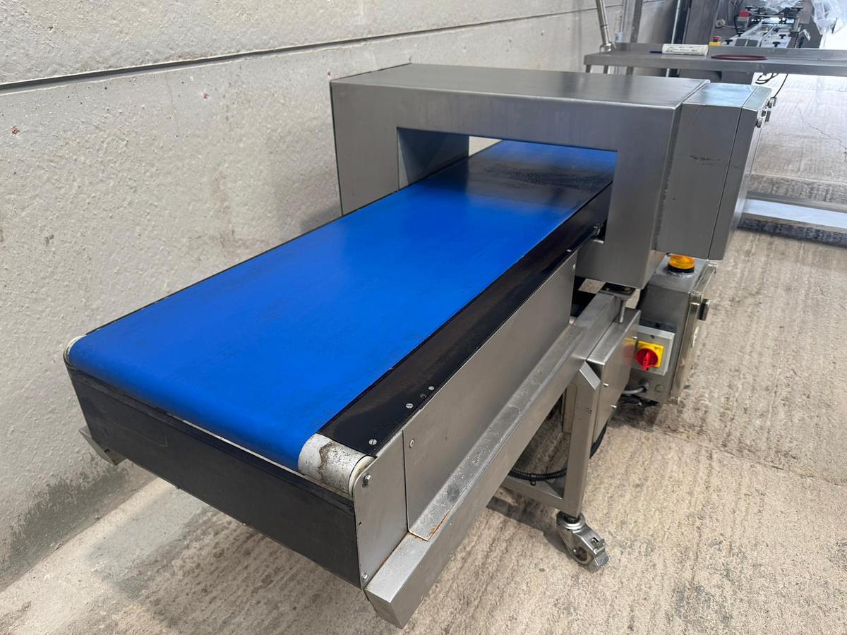 Used LOMA SUPERSCAN METAL DETECTOR