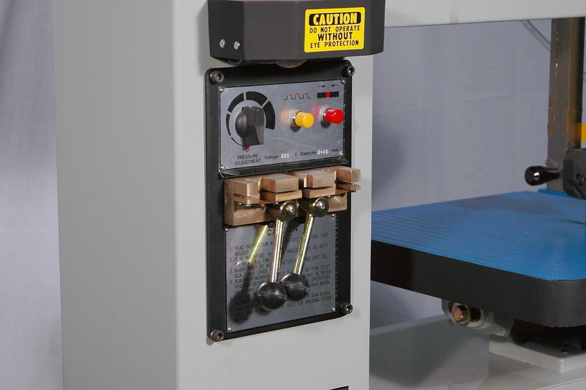 LCM-14VTS Vertical Bandsaw