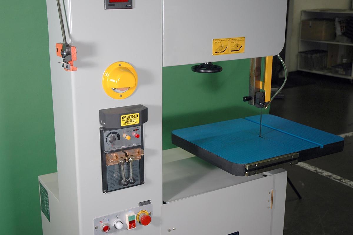 DCM-4TS Vertical Bandsaw