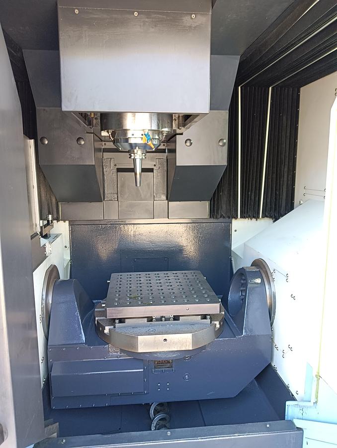 Used CENTRO DE MECANIZADO VERTICAL DE 5 EJES DOOSAN VC 630 5AX (2015)