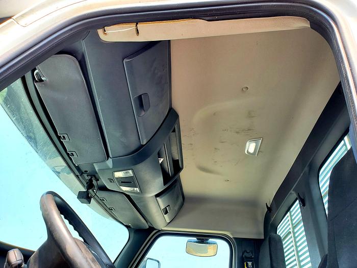 Used 2018 Freightliner Cascadia 126 Day Cab Truck
