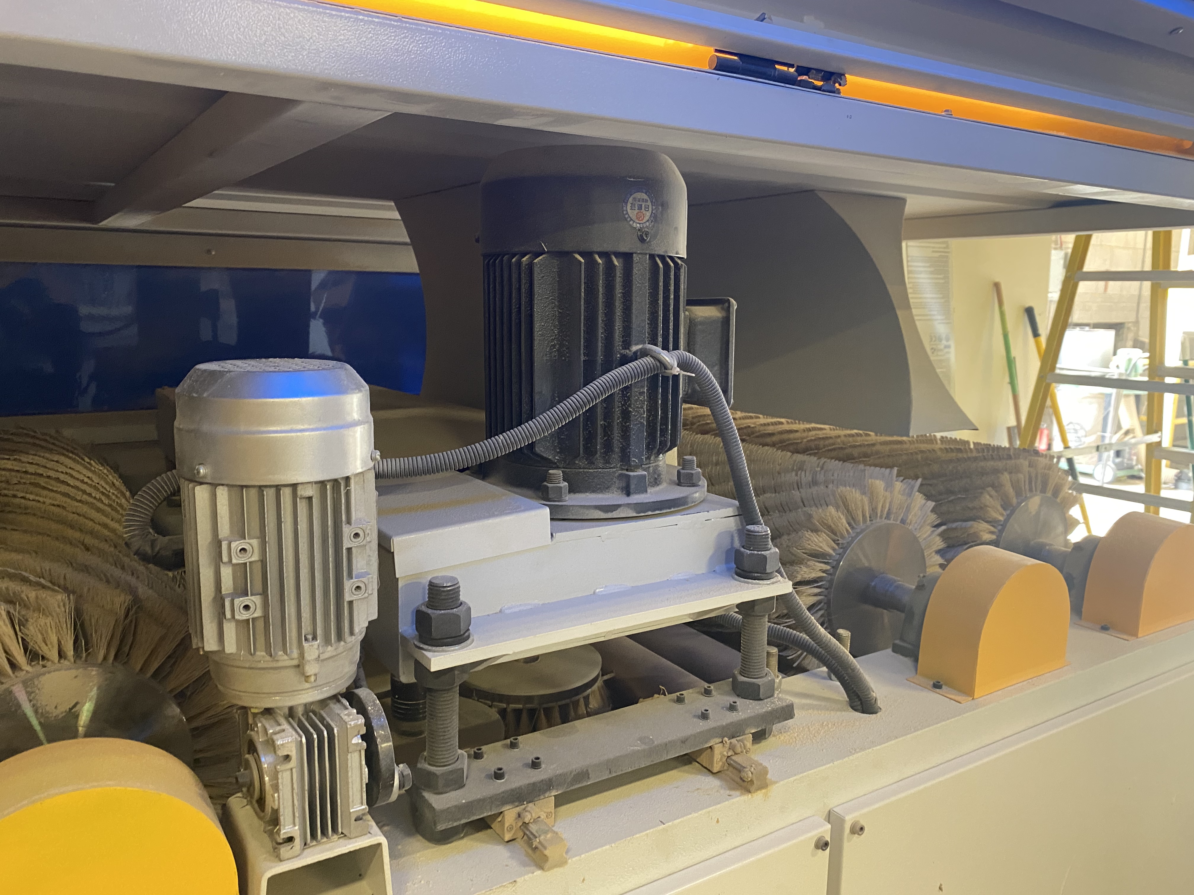 Used 2017 Quingdao KC1000-2YP-4R 18 discs sanding brush 4 long sanding roller sanding machine