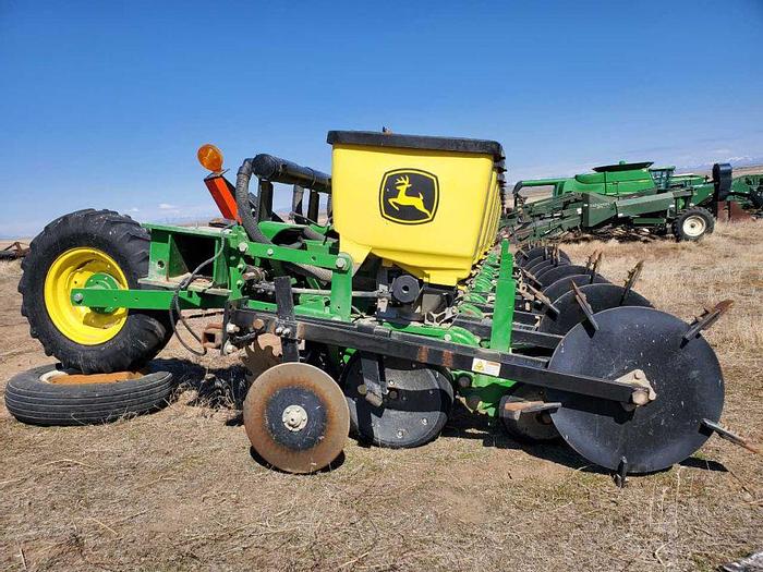 Used 12R22 John Deere 1735 Beet Planter