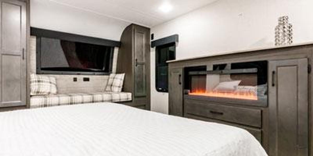 SportTrek Touring Edition Fifth Wheel STTF354VBH