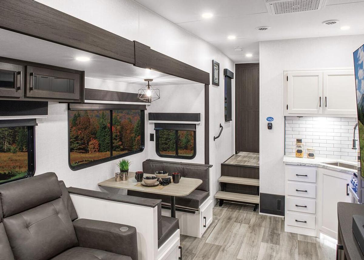 SportTrek Fifth Wheel STF303VIK