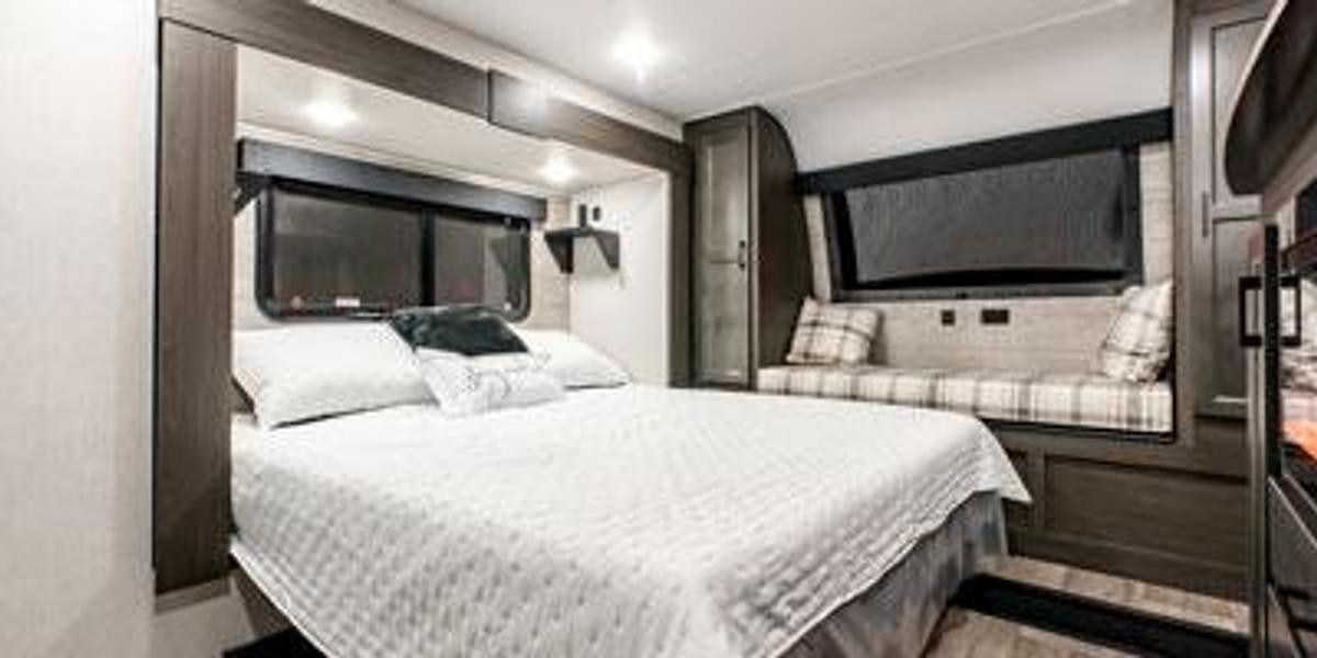 SportTrek Touring Edition Fifth Wheel STTF354VBH