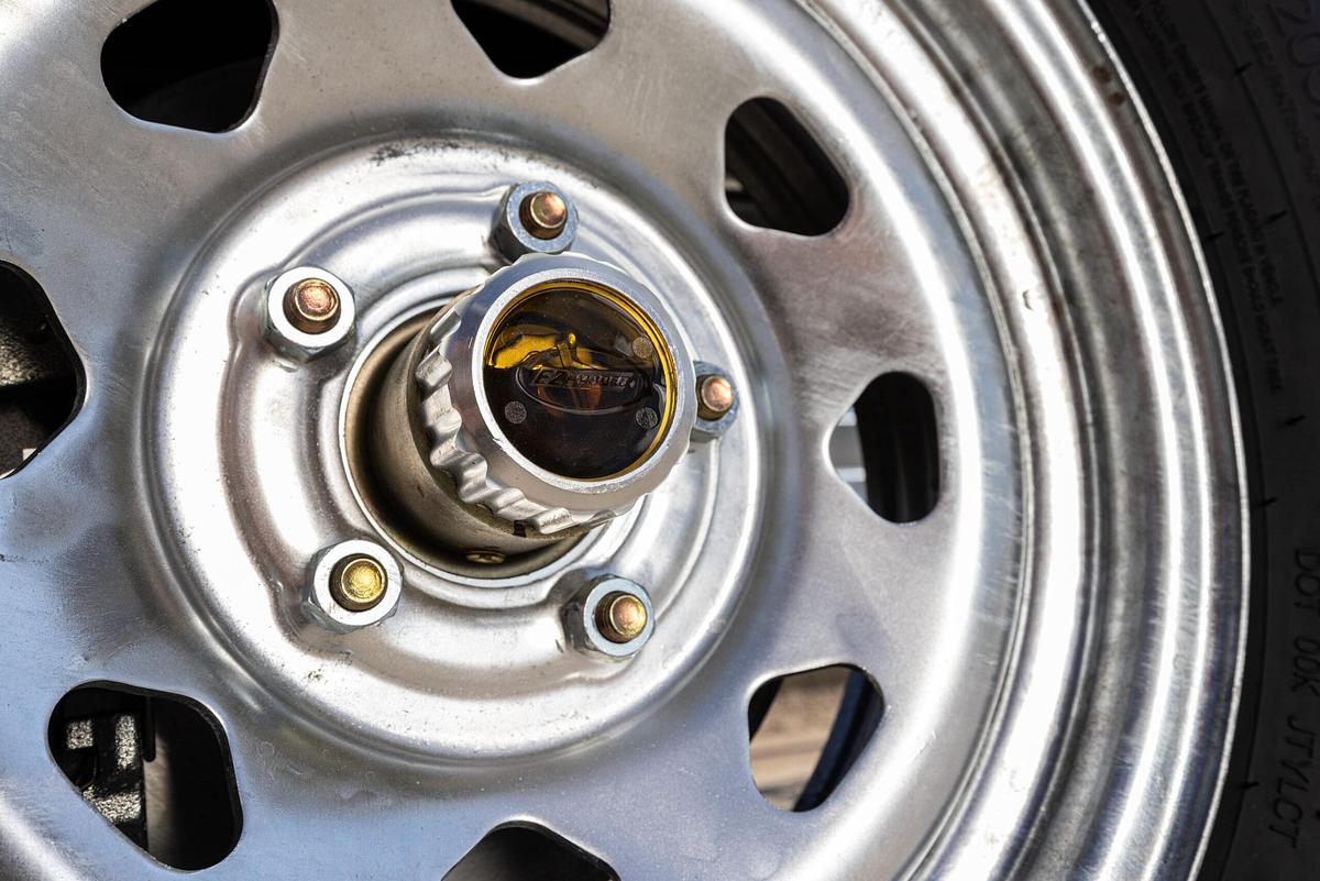 Single Aluminum Axle V-Hull