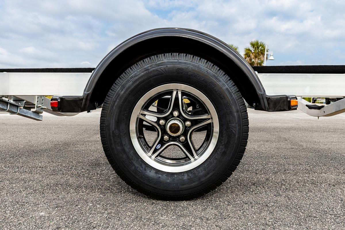 Single Aluminum Axle V-Hull