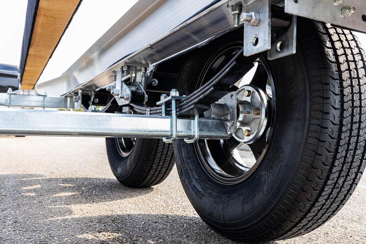 Single Aluminum Axle V-Hull