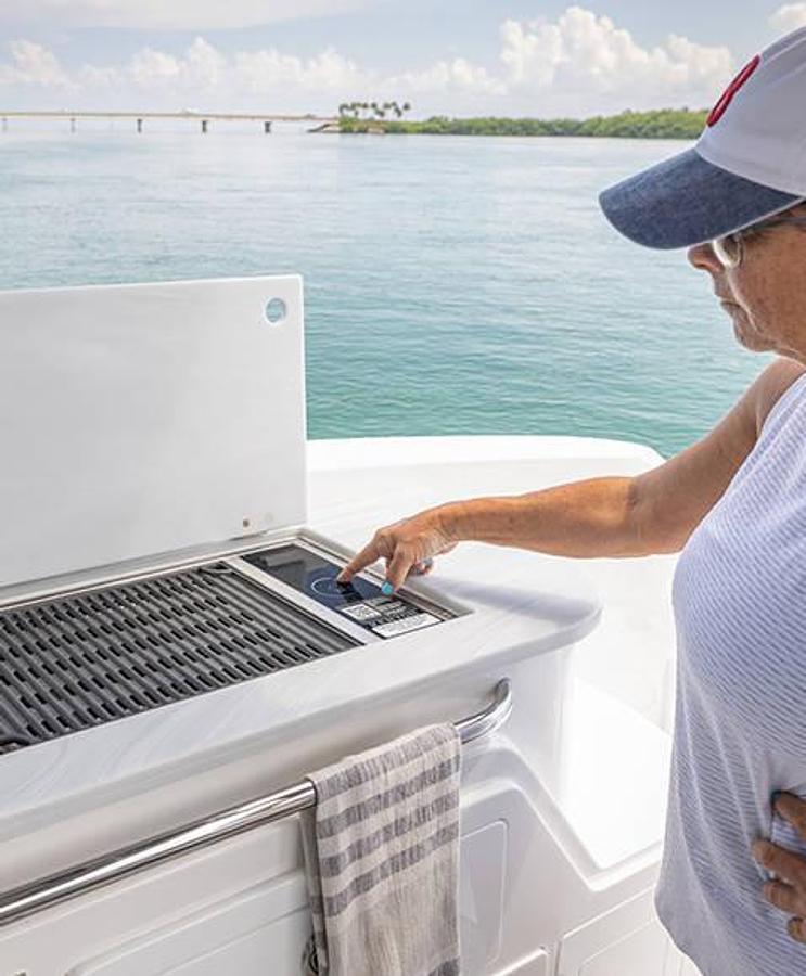 SunDeck 3200 Outboard