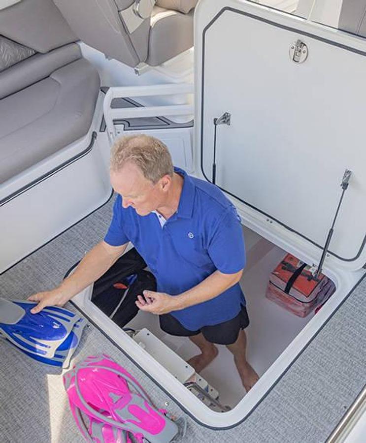 SunDeck 3200 Outboard