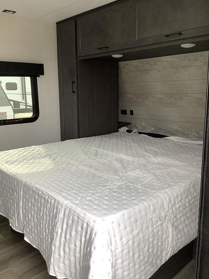 2025 Venture RV Stratus SR221VRK