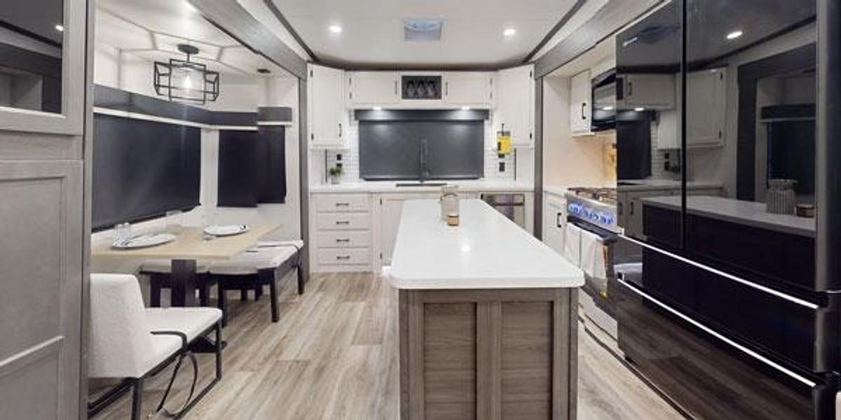 SportTrek Touring Edition Fifth Wheel STTF353VRK
