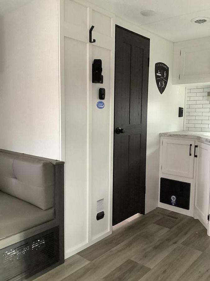 2025 Venture RV Stratus SR221VRK