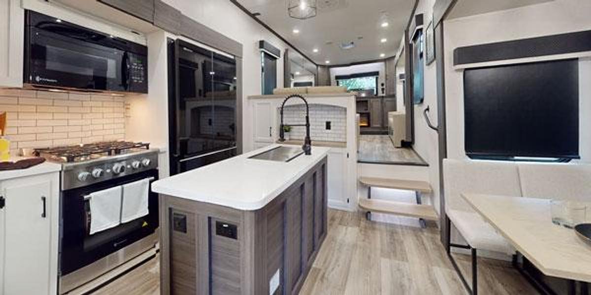 SportTrek Touring Edition Fifth Wheel STTF365VFL