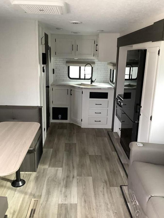 2025 Venture RV Stratus SR221VRK