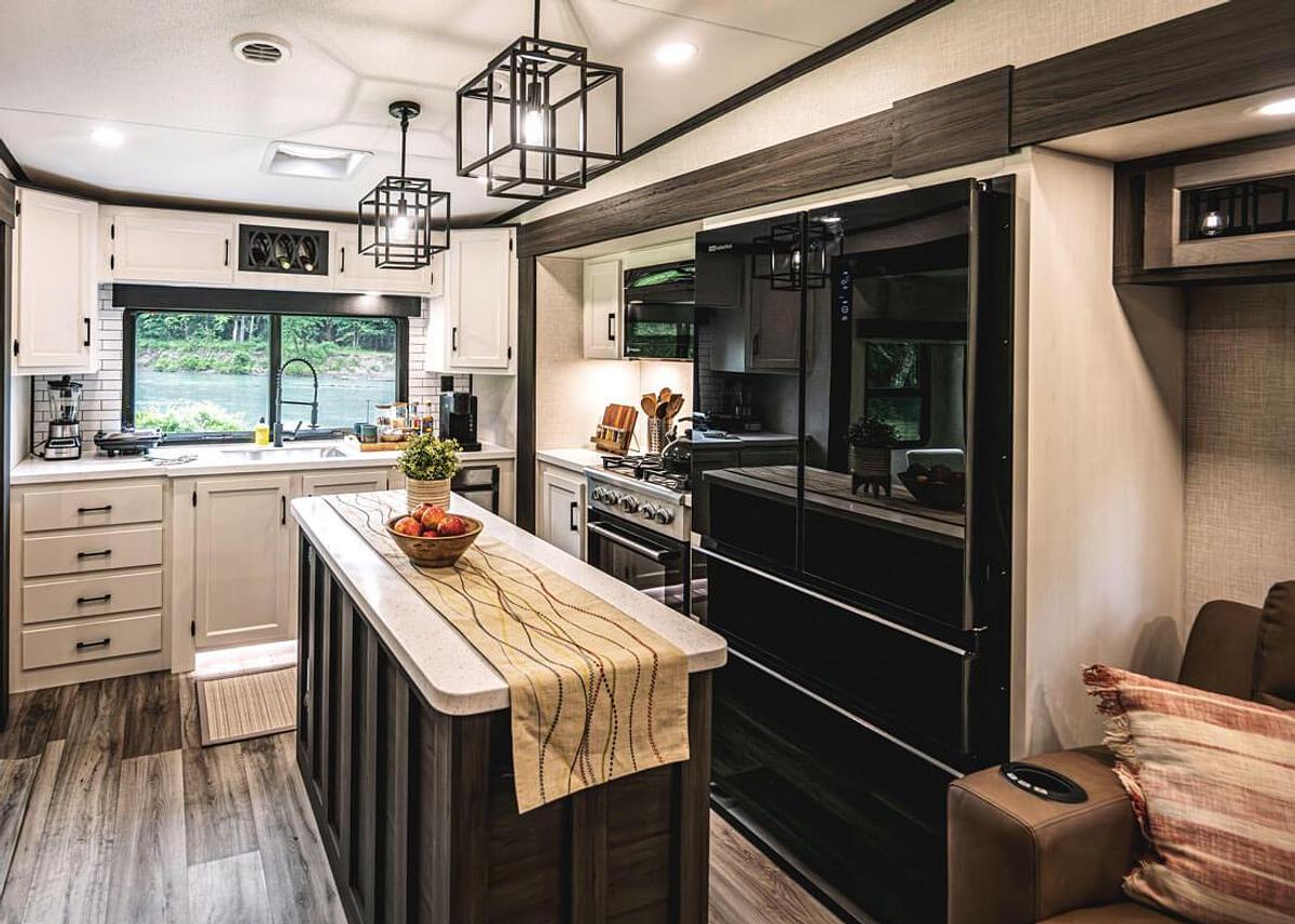 SportTrek Touring Edition Fifth Wheel STTF354VBH