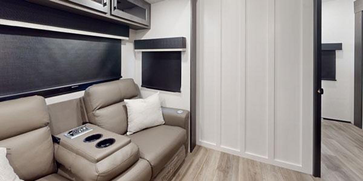 SportTrek Touring Edition Fifth Wheel STTF354VBH