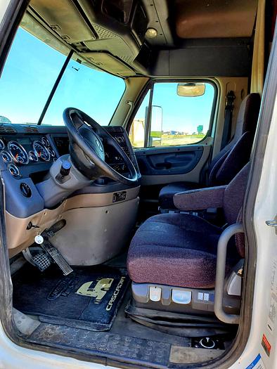 Used 2017 Freightliner Cascadia Truck w/ Sleeper
