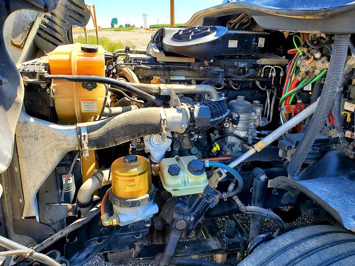 Used 2017 Freightliner Cascadia Truck w/ Sleeper