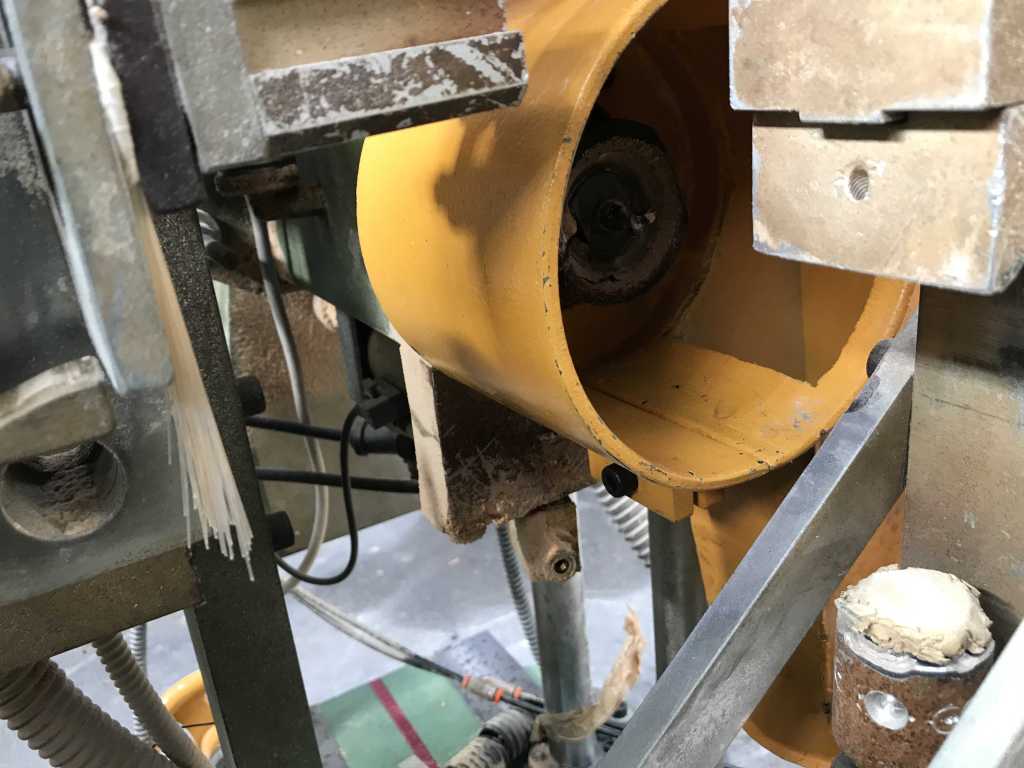 Usato Fresatrice smussatrice automatica per teste di gambe o elementi tondi