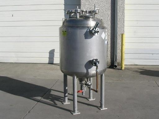 Usado 2000 GALLON STORAGE TANK.  CP SERIAL 2975
