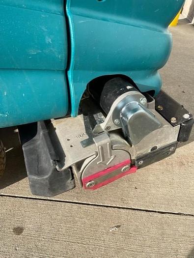 Used TENNANT 5700-800C WALK-BEHIND FLOOR SCRUBBER (BATTERY)