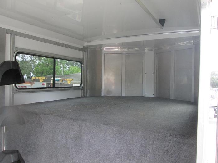 Used 2009 Sundowner 3 Slant Horse Trailer