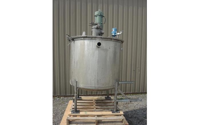 D'occasion USED 210 GALLON TANK, STAINLESS STEEL WITH 0.3 HP MIXER