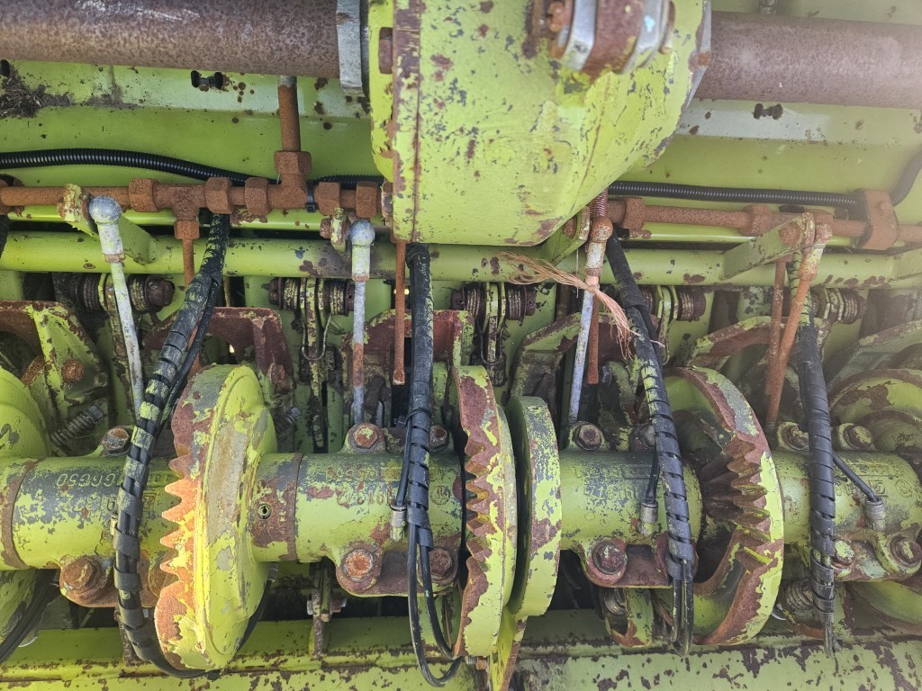 Used Claas Quadrant 2200 Roto Cut Square Baler