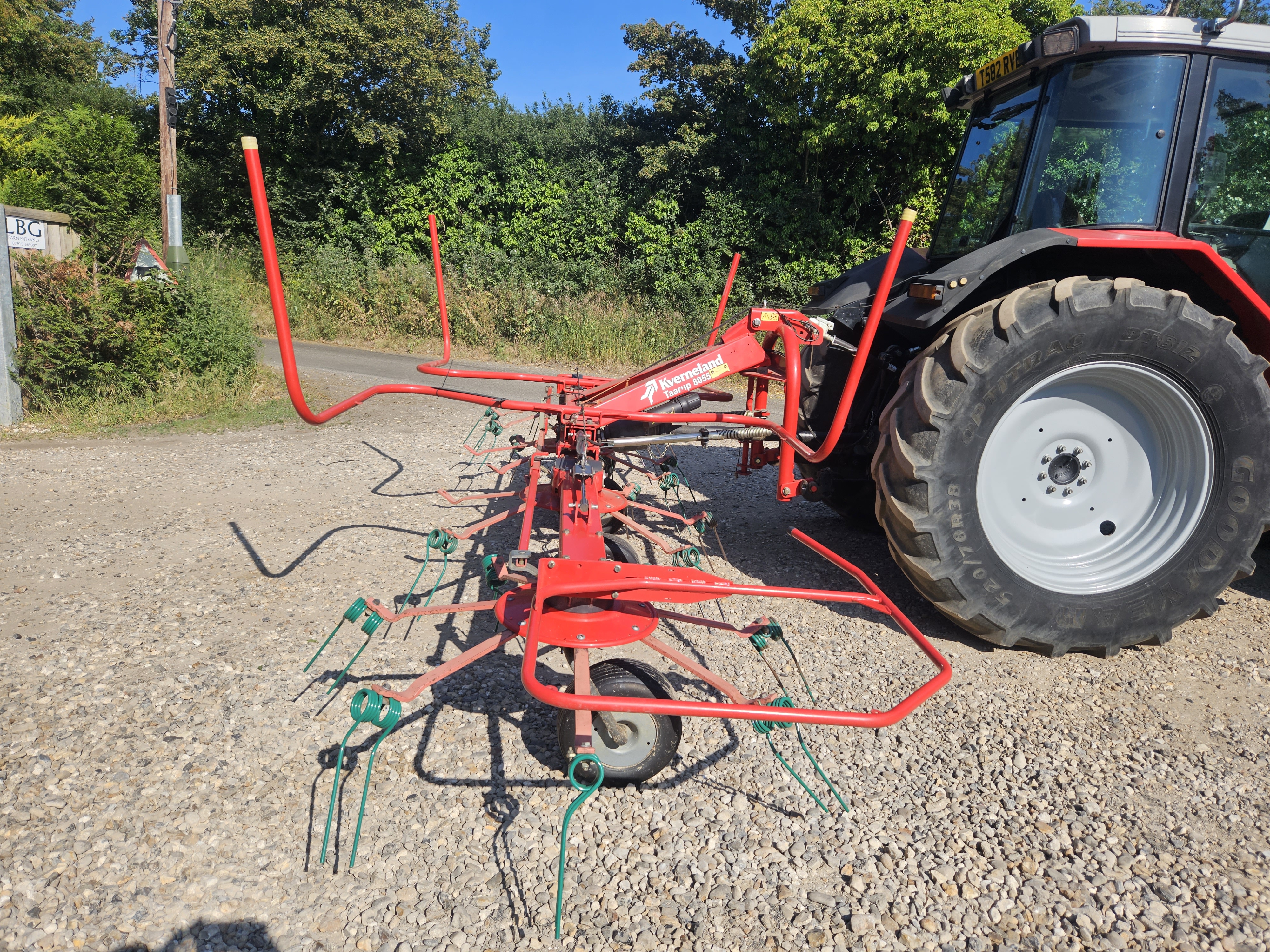 Used Kverneland 8055 Tedder