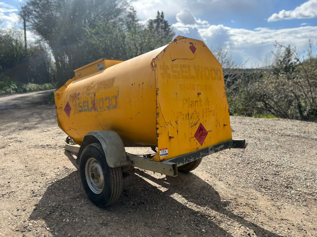 Used Main 2000L Fuel Bowser