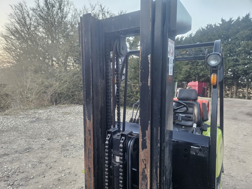 Used Clark CMP25L Forklift