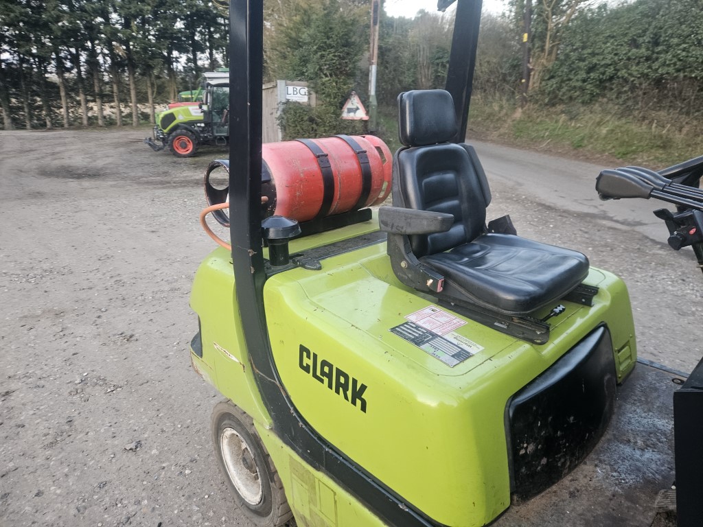 Used Clark CMP25L Forklift