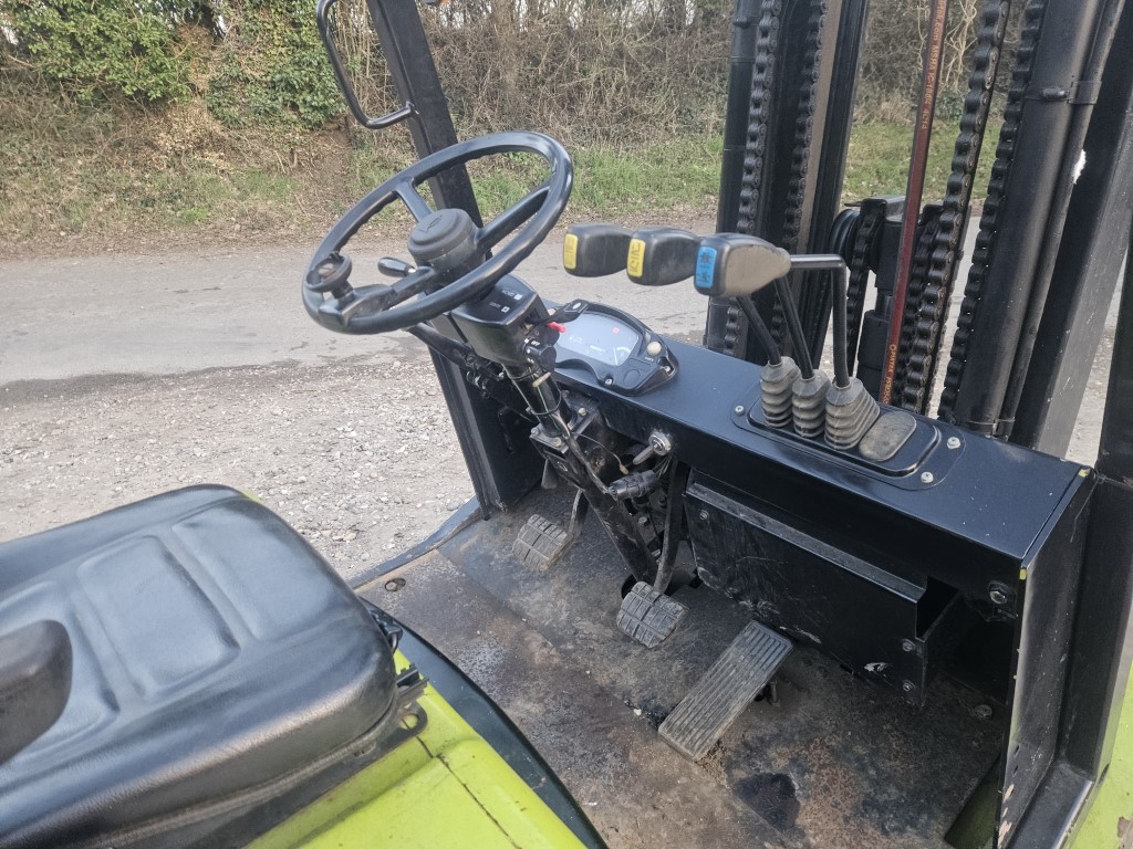 Used Clark CMP25L Forklift