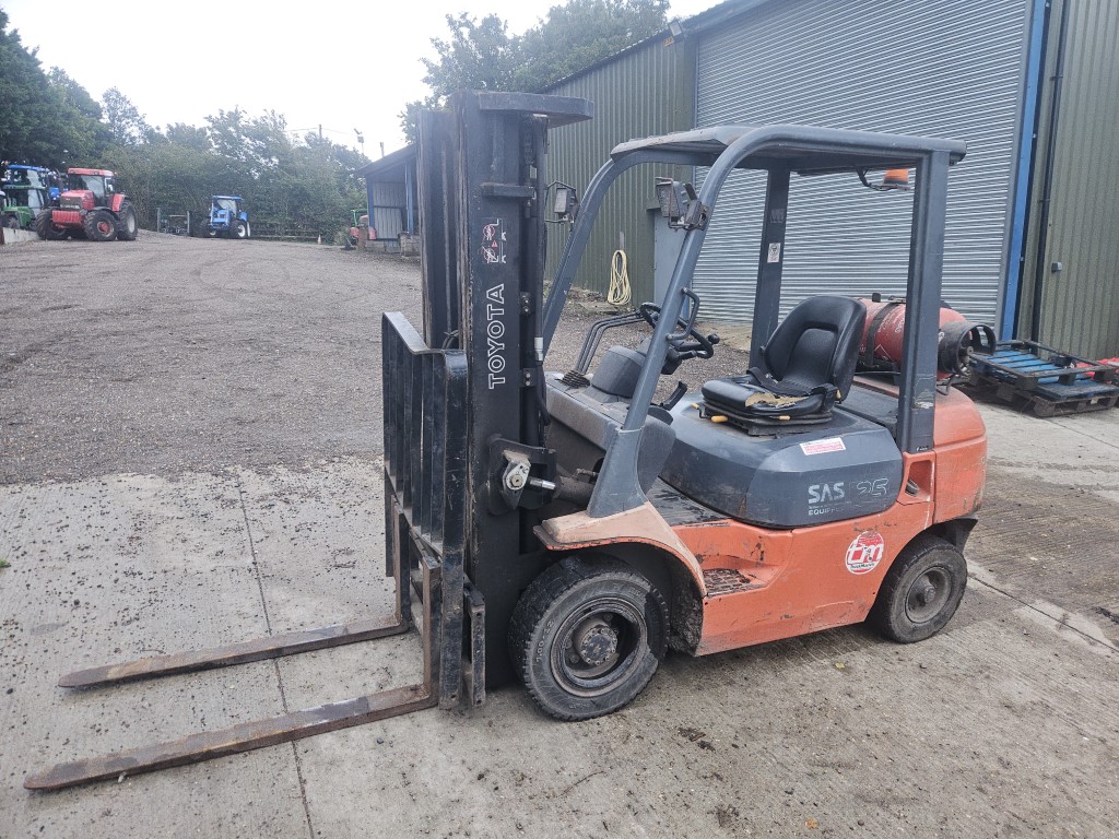 Used Toyota 25 Forklift