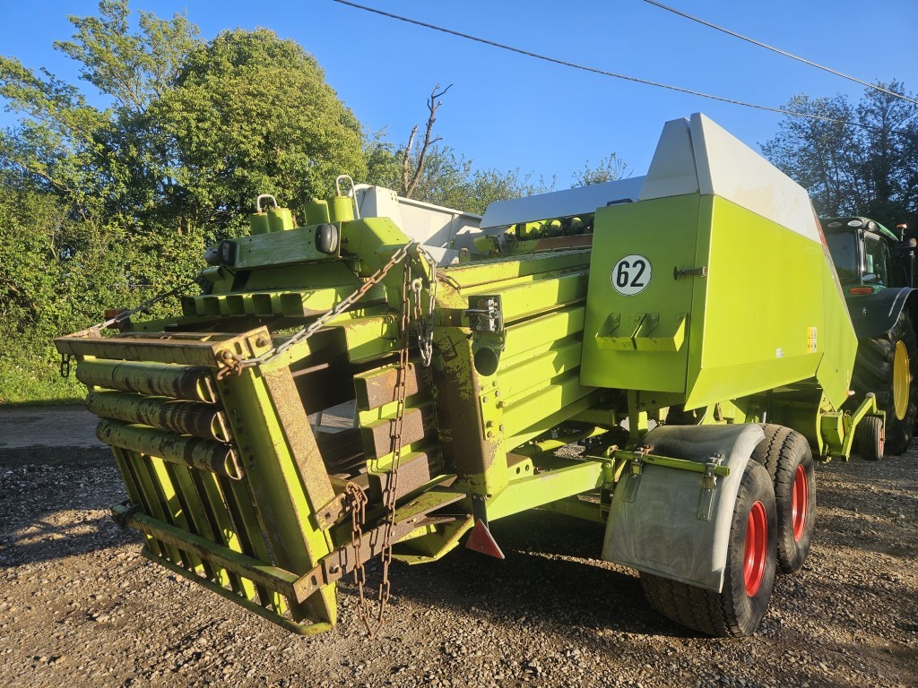 Used Claas Quadrant 2200 Roto Cut Square Baler