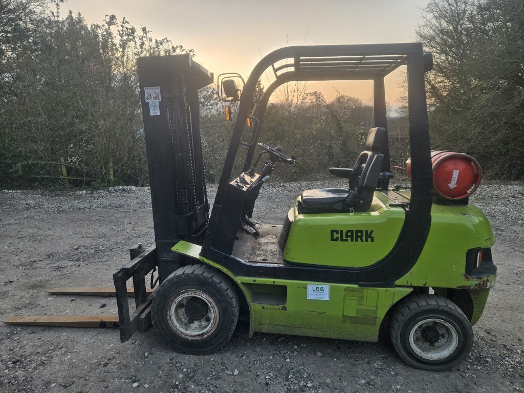 Used Clark CMP25L Forklift