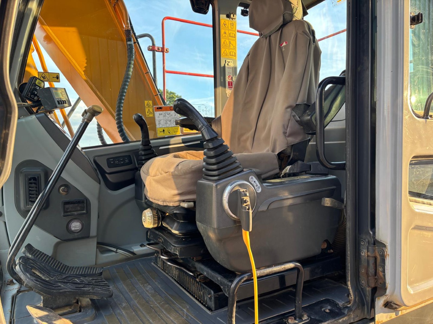 Used Hyundai Robex 140LC-7A Excavator