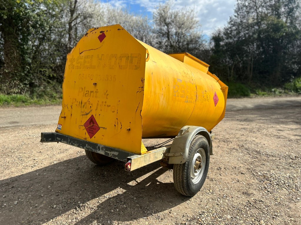 Used Main 2000L Fuel Bowser