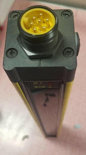 Used ALLEN BRADLEY 440L-R4D0450-N LIGHT CURTAIN UPS RED