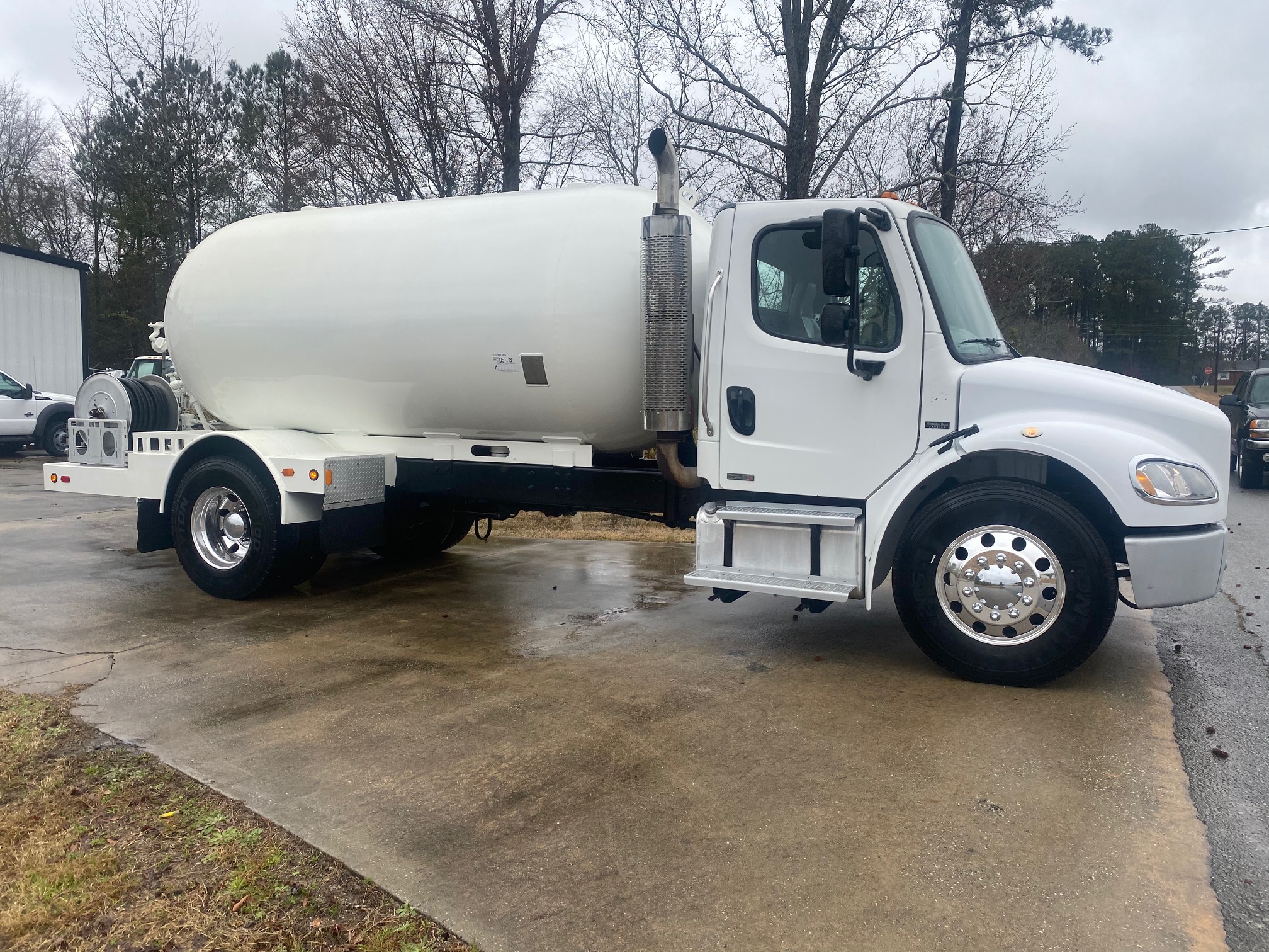 Used 2005 FREIGHTLINER BUSINESS CLASS M2 106
