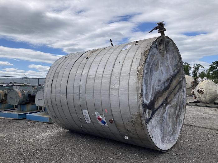 Used Used approximately 6300 gallon vertical stainless steel tank