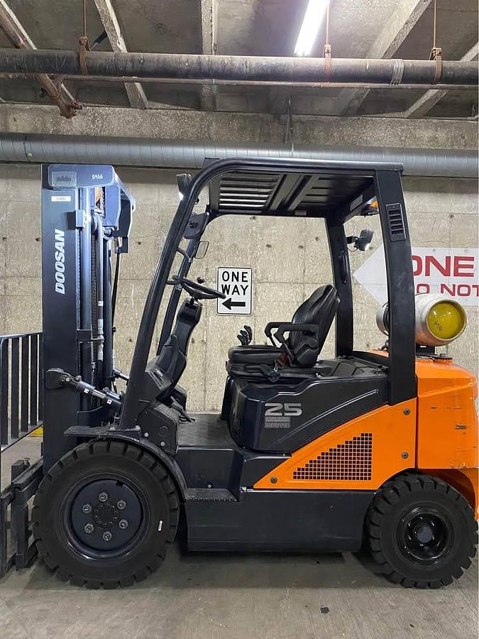 Doosan 5,500lbs capacity forklift