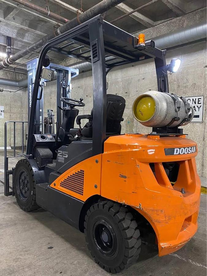 Doosan 5,500lbs capacity forklift